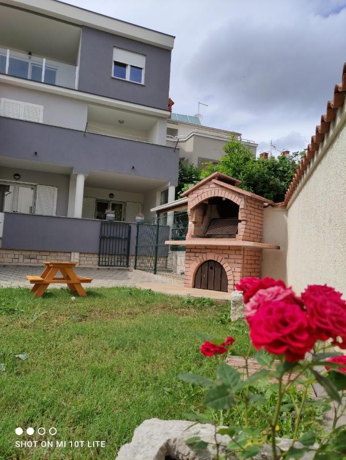 Apartman Marina Veruda Pula Exteriör bild